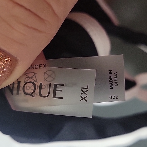 Yonique 3 pcs swim set. Tank, shorts, sport bra swim top. Size XXL black & white - Picture 7 of 7